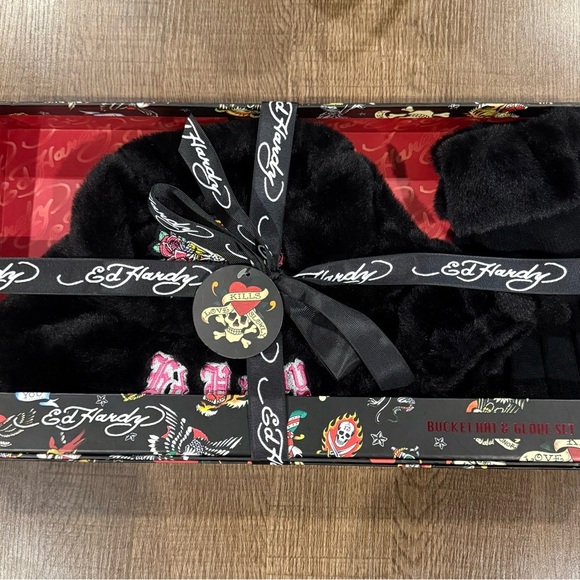 Ed Hardy Accessories - Ed Hardy Black Hat and Glove Gift Set